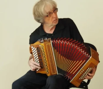 Christian oller jouant de l accordéon, collecteur de sons, créateur de ciné concerts, spectacle dansant, musiques et récits