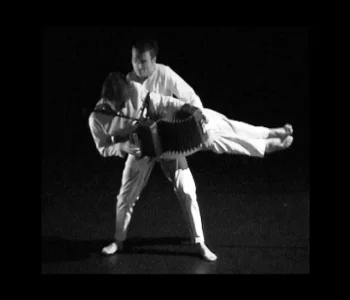 spectacle avec Christian oller qui joue de l accordéon, danseur en blanc, musique,