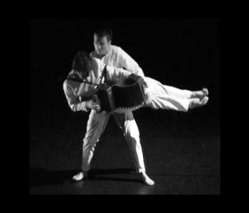 spectacle avec Christian oller qui joue de l accordéon, danseur en blanc, musique,