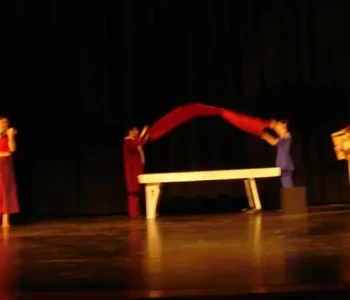 spectacle de danse avec musique de Christian oller qui accompagne, accordéons, violons,