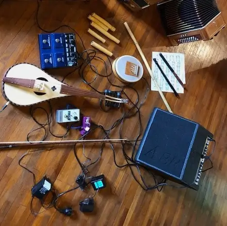 instruments de musique pour récolter des sons par Christian oller, collecteur de musique pour des représentations de danse, de concerts, de ciné concerts