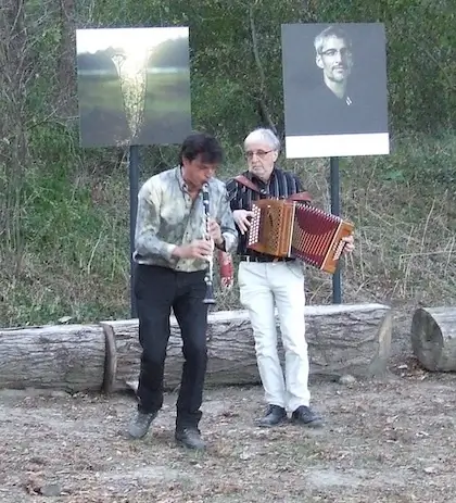 danse improvisation avec Christian OLLER et Yvan dendievel, avec musique, accordéon, collecteurs de sons