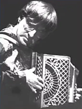 Christian oller qui joue et accorde son accordéon, il écoute les sons car c est un collecteurs de sons, il crée de la musique, de chants, récits...